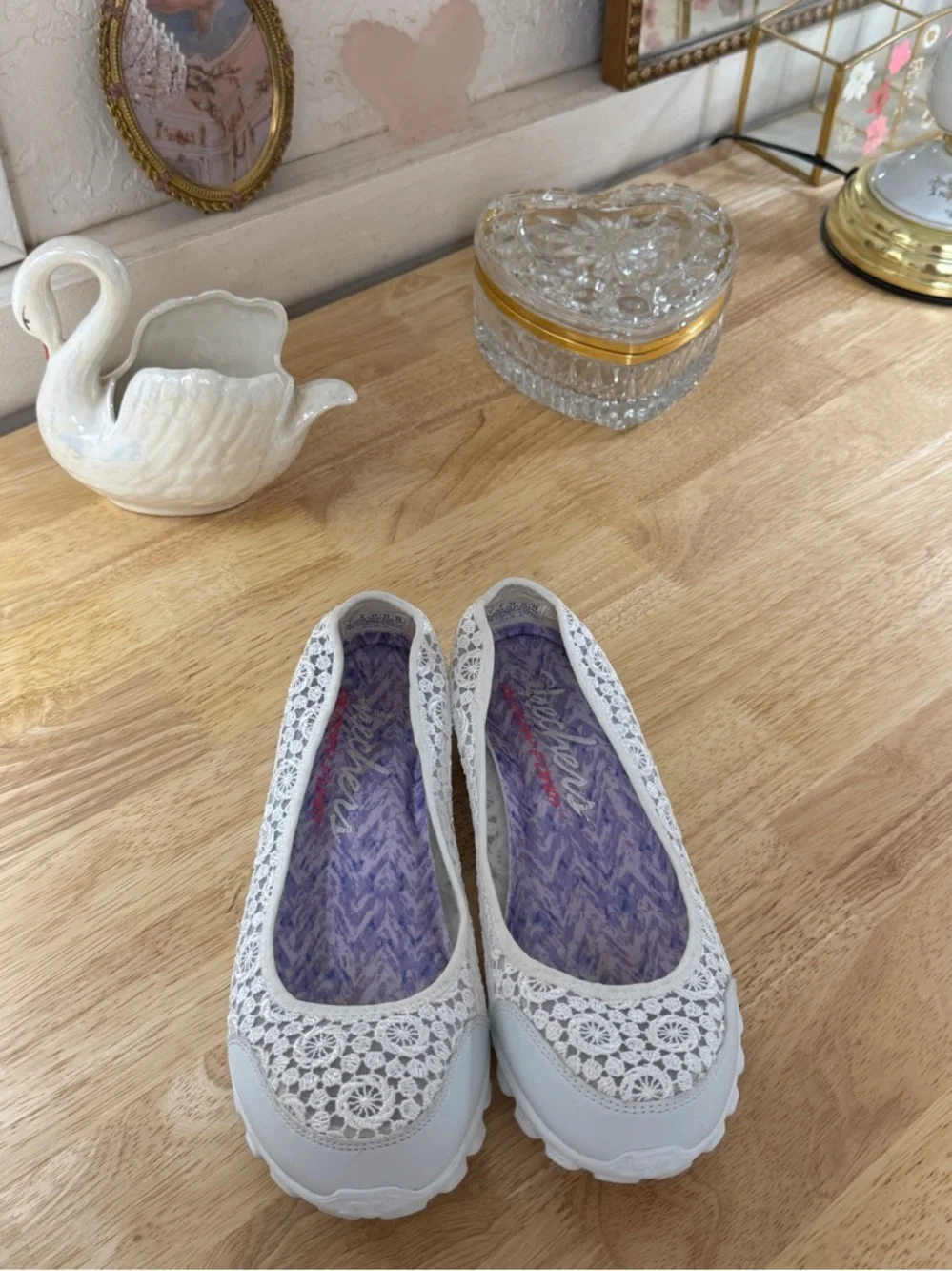 Whimsical Fairy Skechers White Leather Crochet Slip-On Comfort Flats Size 7